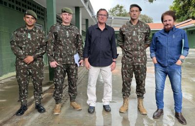 Prefeito Toninho Bellini e oficiais do Exército visitam obras do Tiro de Guerra